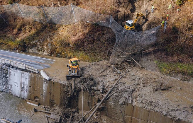 Bilder des Jahres 2019, News 11 November News Themen der Woche News Bilder des Tages Lend THEMENBILD - Aufraeumarbeiten der gesperrten B311 zwischen Lend und Schwarzach nach einem Murenabgang, aufgenommen am 19. November 2019 in Lend. Die extremen Schneefaelle und der Starkregen der vergangenen Tage sorgen in Teilen Oesterreichs fuer massive Gefahren und Behinderungen Clean up of the closed Road B311 between Lend and Schwarzach after a mudslide. The extreme snowfalls and Heavy Rain of the past few days cause massive dangers and disabilities in parts of Austria, Lend on 19 11 19.