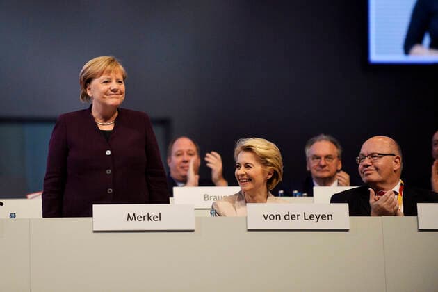 Bilder des Jahres 2019, News 11 November News Themen der Woche 32. Parteitag Christlich Demokratische Union Deutschlands (CDU), Leipzig (22.11.2019) Angela Merkel (Bundeskanzlerin der Bundesrepublik Deutschland, CDU) (li.) erhält Beifall beim CDU-Parteitag in Leipzig (22.11.2019). Es applaudieren u.a. Ursula von der Leyen (Praesidentin der Europaeischen Kommission und Stellvertretende Vorsitzende CDU) (Mitte) und Peter Altmaier (CDU, Bundesminister für Wirtschaft und Energie) (re.) Leipzig Deutschland Leipziger Messe