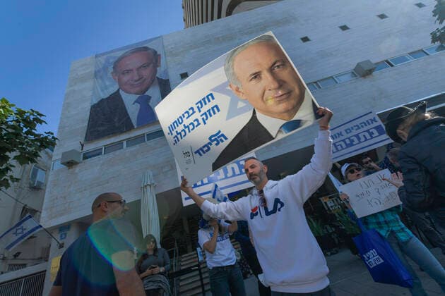 Bilder des Jahres 2019, News 11 November News Themen der Woche News Bilder des Tages Tel Aviv 22.11.2019: Demonstration zur Absetzung von Benjamin Bibi Netanjahu vor der Zentrale der Likud-Partei. Hier: Demonstraten für Netanjahu