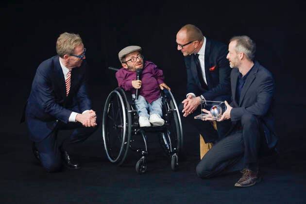 Bilder des Jahres 2019, Entertainment 11 November Entertainment Bilder des Tages 22.11.2019. Düsseldorf. Verleihung 12. Deutscher Nachhaltigkeitspreis. Ralf Krauthausen (mit Kopfbedeckung). Düsseldorf Hotoel Maritim Nordrhein-Westfalen Deutschland