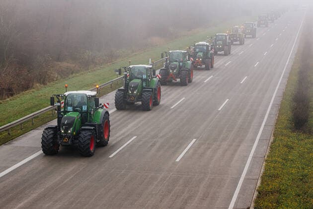 Bilder des Jahres 2019, News 11 November Erfurt , 251119 , Bauerndemo , Traktoren-Sternfahrt nach Berlin Im Bild: Die Traktoren-Sternfahrt auf dem Weg nach Berlin. Hier zwischen Erfurt und Weimar auf der A4