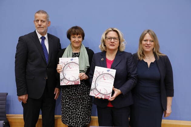 Bilder des Jahres 2019, News 11 November News Themen der Woche KW48 News Bilder des Tages Tobias Fuchs, Leiter Klima und Umwelt, Deutscher Wetterdienst, Maria Krautzberger, Präsidentin des Umweltbundesamtes (UBA), Bundesministerin für Umwelt, Naturschutz und nukleare Sicherheit Svenja Schulze, Dr. Maike Schaefer, Bremer Bürgermeisterin sowie Senatorin für Klimaschutz, Umwelt, Mobilität, Stadtentwicklung und Wohnungsbau, Deutschland, Berlin, Bundespressekonferenz, Thema: Monitoring-Bericht zu Klimawandelfolgen, 26.11.2019
