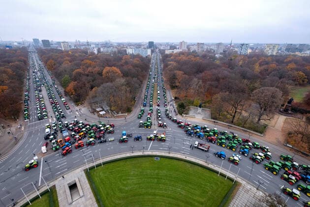 Bilder des Jahres 2019, News 11 November News Themen der Woche KW48 News Bilder des Tages Landwirte aus ganz Deutschland sind am Dienstag (26.11.2019) mit tausenden Traktoren nach Belin gefahren um gegen verschaerfte Umweltauflagen und strengere Duengeregeln zu protestieren. (Foto: Sternfahrt von der Siegessaeule aus gesehen) Die Trekkerdemonstratin legte zeitweise den Verkehr in der Bundeshauptstadt lahm. Die Traktoren waren mit einer Sternfahrt auf verschiedenen Routen ins Berliner Stadtzentrum zum Brandenburger Tor gefahren. Es handelt sich den Angaben zufolge um die groesste Traktordemo seit der deutschen Wiedervereinigung. (Siehe epd-Meldung vom 26.11.2019) Tausende Traktoren blockieren Berlin