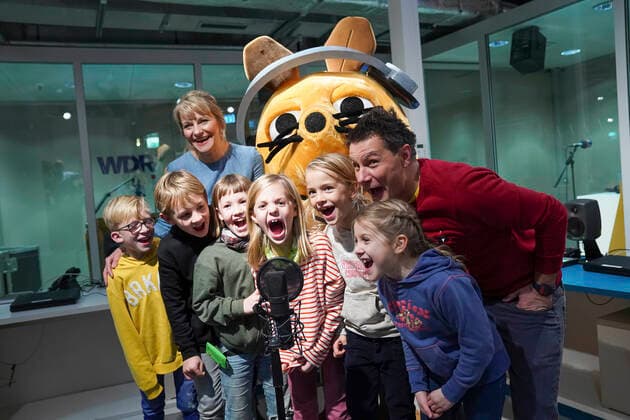 Bilder des Jahres 2019, Entertainment 11 November Entertainment Themen der Woche KW48 Entertainment Bilder des Tages Nina Heuser und Andre Gatzke mit Kindern und der Maus beim Fototermin und Werkstattbesuch zu Die Sendung mit der Maus zum Hören beim neuen Kinderradiokanal im WDR-Studio. Köln, 25.11.2019