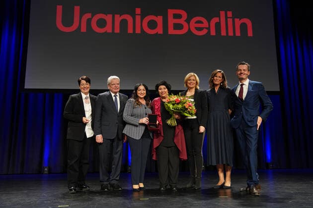 Bilder des Jahres 2019, News 11 November News Themen der Woche KW48 Urania Preisverleihung GER, Berlin,20191126, Urania Preisverleihung, Seyran Ates, Berlin, Rechtsanwältin, Frauenrechtlerin, Begründerin Ibd-Rushd-Goethe-Moschee Berlin, mit Moderatorin Tina Hardenberg, Dilek Kalayci, Bundesministerin Julia Klöckner, Joachim Gauck und Urania Vorstand Gabriele Thöne