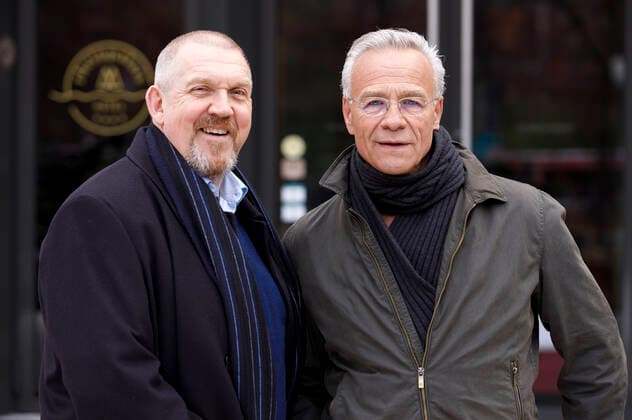 Dietmar Bär und Klaus J. Behrendt beim Fototermin am Set des 80. Tatorts aus Köln Tatort - Der Tod der Anderen am Hotel Rheinpalais. Köln, 27.11.2019