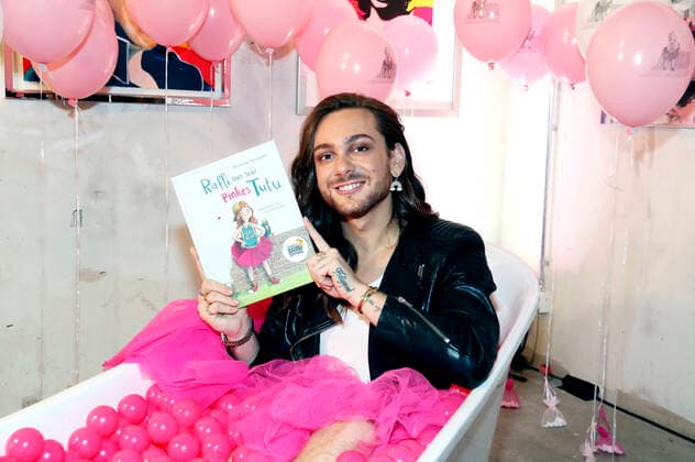 Bilder des Jahres 2019, Entertainment 11 November Entertainment Themen der Woche KW48 Entertainment Bilder des Tages Riccardo Simonetti beim Buch Launch Event Raffi und sein Pinkes Tutu von Riccardo Simonetti im Hotel nhow. Berlin, 27.11.2019