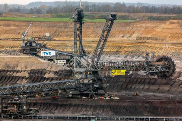 Bilder des Jahres 2019, News 11 November News Themen der Woche KW48 News Bilder des Tages Aktivisten der Umweltschutzorganisation Greenpeace haben im Braunkohletagebau Garzweiler bei Jüchen ( NRW ) im Rheinischen Revier einen Schaufelradbagger des Energieunternehmens RWE besetzt und fordern den sofortigen Kohleaustieg. Greenpeace besetzt Bagger