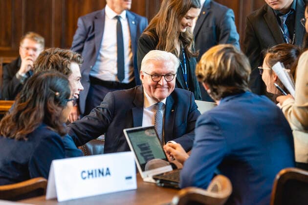 Bilder des Jahres 2019, News 11 November News Themen der Woche KW48 News Bilder des Tages NATIONAL MODEL UNITED NATIONS KONFERENZ ERFURT 28 11 2019 - Erfurt: Bundespräsident Frank-Walter Steinmeier im Gespräch mit Teilnehmern während der National Model United Nations Konferenz im Erfurter Rathaus am 28. November 2019. _________________