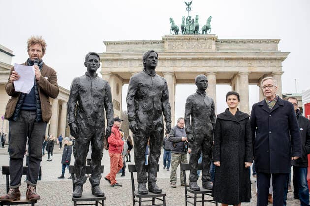 Bilder des Jahres 2019, News 11 November News Themen der Woche KW48 Künstler und Bildhauer Davide Dormino mit Sahra Wagenknecht und Dr. Dietmar Bartsch (beide Die Linke) am Brandenburger Tor in Berlin anlässich der Enthüllung einer Skupltur des italienischen Künstlers und Bildhauers Davide Dormino. Das Kunstwerk Anything to say? soll den Mut der Whistlebower Assange, Manning und Snowden würdigen und daran erinnern, wie wichtig es ist, die Wahrheit zu kennen! Artist and sculptor Davide Dormino with Sahra Wagenknecht and dr. Dietmar Bartsch (both The Left) at the Brandenburg Gate in Berlin on the unveiling of a sketch by the Italian artist and sculptor Davide Dormino. The artwork Anything to say? Is designed to honor the courage of the Whistlebower Assange, Manning and Snowden, and to recall the importance of knowing the truth! snapshot-photography M.Czapski