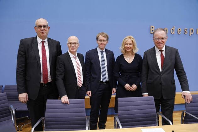 Bilder des Jahres 2019, News 11 November News Themen der Woche KW48 News Bilder des Tages Dr. Andreas Bovenschulte, Bürgermeister der Freien Hansestadt Bremen (SPD), Dr. Peter Tschentscher, Erster Bürgermeister der Freien und Hansestadt Hamburg (SPD), Daniel Günther, Ministerpräsident des Landes Schleswig-Holstein (CDU), Manuela Schwesig, Ministerpräsidentin des Landes Mecklenburg-Vorpommern (SPD), Stephan Weil, Ministerpräsident des Landes Niedersachsen (SPD), Deutschland, Berlin, Bundespressekonferenz, Thema: Zukunft der Windenergie, 29.11.2019