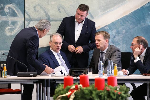 Bilder des Jahres 2019, News 11 November News Themen der Woche KW48 News Bilder des Tages Innenminister Holger Stahlknecht (CDU,Sachsen Anhalt),Ministerpräsident Reiner Haseloff (CDU,Sachsen Anhalt),Parlamentarischer Geschäftsführer Markus Kurze (CDU,Sachsen Anhalt),Stellv. Fraktionsvorsitzender Ulrich Thomas (CDU,Sachsen Anhalt),Lars Jörn Zimmer (CDU,Sachsen Anhalt) nach der Sitzung - Fraktionssitzung im Landtag von Sachsen Anhalt zu den Vorgängen im Fall Rainer Wendt