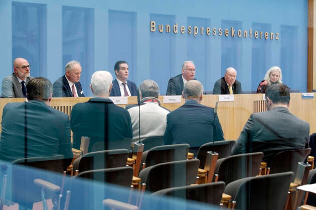 Bilder des Jahres 2019, News 11 November News Themen der Woche KW48 News Bilder des Tages Dirk Güsewell + Michael Jost + Hans-Dieter Kettwig + Hermann Albers + Wolfgang von Geldern 2019-11-29, Berlin, Deutschland Bundespressekonferenz. Vertreter von Windkraft- und Automobilindustrie sowie Energieversorger fordern von der Bundesregierung Sofortmaßnahmen gegen die Windenergiekrise. Im Bild v. l. Dirk Güsewell, Leiter Geschäftseinheit Erzeugung Portfolioentwicklung Energie Baden-WürttembergAG (EnBW), Michael Jost, Leiter Konzern Strategie Produkt und Chief Strategy Officer Volkswagen AG, Hans-Dieter Kettwig, Geschäftsführer Enercon GmbH, Hermann Albers, Präsident Bundesverband Windenergie (BWE), und Wolfgang von Geldern, Vorstandsvorsitzender Wirtschaftsverband Windkraftwerke (WVW).