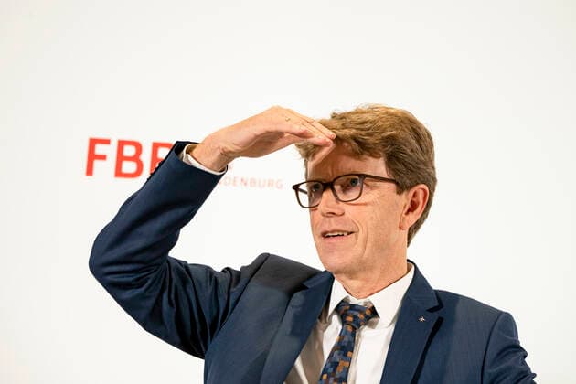 Bilder des Jahres 2019, News 11 November News Themen der Woche KW48 Vorsitzende der Geschaeftsfuehrung der Flughafen Berlin Brandenburg Engelbert Luetke Daldrup waehrend einer Pressekonferenz zur Ankuendigung des Datums der Inbetribnahme des neuen BER Flughafens in Berlin am 29. November 2019. Von 31. Oktober bis 8. November 2020 soll in drei Stufen das Flugverkehr von Tegel zum neuen Flughafen gehen. BER kuendigt Eroeffnungsdatum an