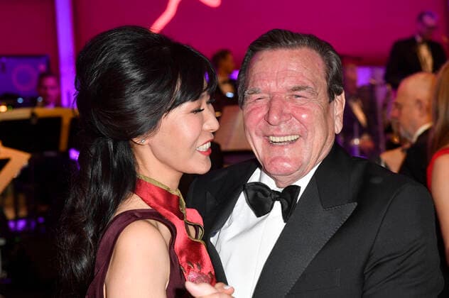 Bilder des Jahres 2019, Entertainment 11 November Entertainment Themen der Woche KW48 Gerhard Schröder mit Ehefrau Kim So-yeon beim 68. Bundespresseball 2019 im Hotel Adlon Kempinski. Berlin, 29.11.2019