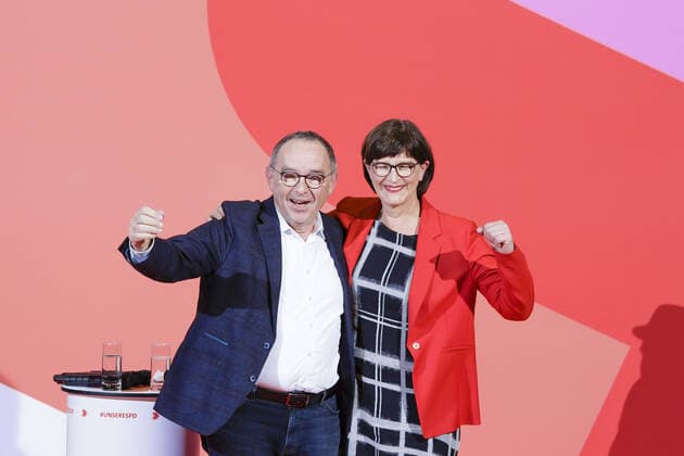 Bilder des Jahres 2019, News 11 November News Themen der Woche KW48 News Bilder des Tages Norbert Walter-Borjans und Saskia Esken jubeln nach Bekanntgabe der Stimmergebnisse. Berlin, 30.11.2019. Berlin Deutschland