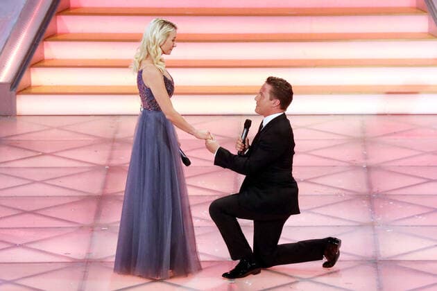 Bilder des Jahres 2019, Entertainment 11 November Entertainment Themen der Woche KW48 Entertainment Bilder des Tages ARD: Das Adventsfest der 100.000 Lichter . Stefan Mross macht seiner Freundin Anna Carina Woitschack einen Heiratsantrag während der ARD Fernsehshow Das Adventsfest der 100.000 Lichter am 30.11.2019 im Congress Center Suhl. 20191130BOS0013