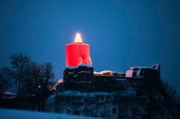 Bilder des Jahres 2019, News 12 Dezember News Themen der Woche KW48 News Bilder des Tages Die größte Adventskerze in Norddeutschland auf der Eversteiner Burgruine Polle. Polle, 01.12.2019