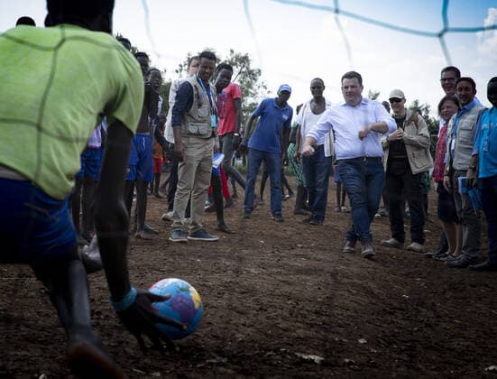 Bilder des Jahres 2019, News 12 Dezember News Themen der Woche KW48 News Bilder des Tages Bundesentwicklungsminister Gerd Mueller, CSU, und Bundesarbeitsminister Hubertus Heil spielen Fussball im Fluechtlingscamps Nguenyyiel, Aethiopien, 01.12.2019. Gambella Aethiopien