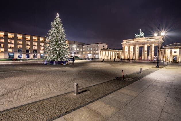 Bilder des Jahres 2019, News 12 Dezember News Themen der Woche KW48 News Bilder des Tages Weihnachtsbaum vor dem Brandenburger Tor, Seit dem 1.Dezember steht der Weihnactsbaum wieder beleuchtet vor dem Brandenburger Tor. Berlin Tiergarten Berlin Deutschland