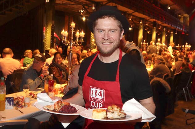 Bilder des Jahres 2019, Entertainment 12 Dezember Entertainment Bilder des Tages Johannes Oerding bei der Charity-Weihnachtsfeier Mehr als eine warme Mahlzeit für Obdachlose in der Fischauktionshalle. Hamburg, 03.12.2019