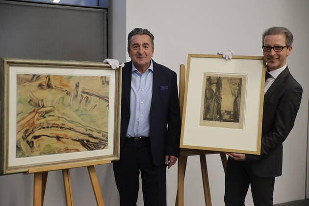 Bilder des Jahres 2019, Entertainment 12 Dezember Entertainment Bilder des Tages 04.12.2019 Kunstmuseum Moritzburg Rückkauf zweier Werke der entarteten Kunst Feininger Kohlezeichnung Marktkirche Halle 1929 und Aquarell Studie nach einem Baumstamm von Christian Rohlfs auf Foto staatssekretär Dr. Gunnar Schellenberger und Thomas Bauer-Friedrich Direktor des Kunstmuseums Moritzburg ( rechts ) copyright