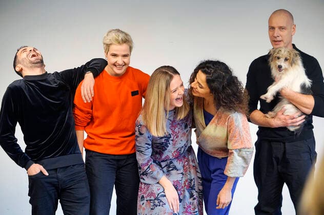 Bilder des Jahres 2019, Entertainment 12 Dezember Entertainment Bilder des Tages Hassan Akkouch, Melina Borcherding, Sarina Radomski, Sesede Terziyan, Christoph Grunert und der Hund Stulle beim Fototermin zur ARD Krimi-Serie WaPo Berlin im 25hours Hotel Bikini. Berlin, 05.12.2019