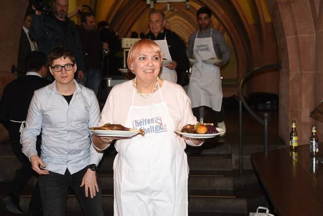 Bilder des Jahres 2019, Entertainment 12 Dezember Entertainment Bilder des Tages 05.12.2019 Frankfurt am Main Römer Weihnachtsessen für Bedürftige und Obdachlose Claudia Roth (Bundestags-Vizepräsidentin), :