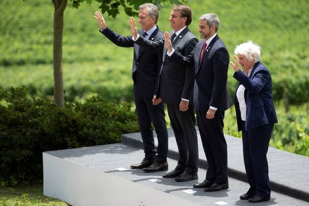 Bilder des Jahres 2019, News 12 Dezember News Bilder des Tages Argentine President Mauricio Macri (L), Brazilian President Jair Bolsonaro (2-L), Paraguayan President Mario Abdo (2-R) and Uruguayan Vice President Lucia Topolansky (R), wave at the beginning of the Mercosur summit at the Spa de Vinho Hotel in Bento Goncalves, Brazil, 05 December 2019. Bolsonaro opened on Thursday the semiannual summit of Mercosur and reaffirmed the liberal course adopted by the block, on which he warned that he cannot accept ideological setbacks. The summit, in which Paraguay will receive from Brazil the temporary presidency of the block, is held in Bento Gonçalvez, in the southern state of Rio Grande do Sul, and has been preceded by technical and foreign ministers meetings. Semiannual Mercosur Summit in Brazil !ACHTUNG: NUR REDAKTIONELLE NUTZUNG! Copyright: xJoedsonxAlvesx AME3034 20191205-637111681127861429