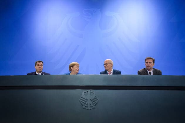 Bilder des Jahres 2019, News 12 Dezember News Bilder des Tages Berlin, Pressekonferenz mit Angela Merkel, Markus Söder und Peter Tschentscher Deutschland, Berlin - 05.12.2019: Im Bild sind Markus Söder (Ministerpräsident des Freistaates Bayern, csu), Angela Merkel (deutsche Bundeskanzlerin, cdu), Peter Tschentscher (Erster Bürgermeister der Freien und Hansestadt Hamburg, spd) und Steffen Seibert (Regierungssprecher der deutschen Bundesregierung) auf der Pressekonferenz nach der Besprechung der Bundeskanzlerin mit den Regierungschefinnen und Regierungschefs der Länder im Bundeskanzleramt zu sehen. Berlin Bundeskanzleramt Berlin Deutschland