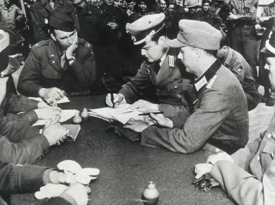 Debarquement de juin 1944 Signature de la reddition allemande a Saint-Nazaire le 8 Mai 1945. A droite, le general Werner Junk, commandant de la garnison allemande a St Nazaire; a gauche le colonel John W. Koating, chef de la 66eme division americaine, et le major general Horman F. Krammer, chef de la 66eme division alliee. Credit : Collection NB Kharbine-Tapabor.