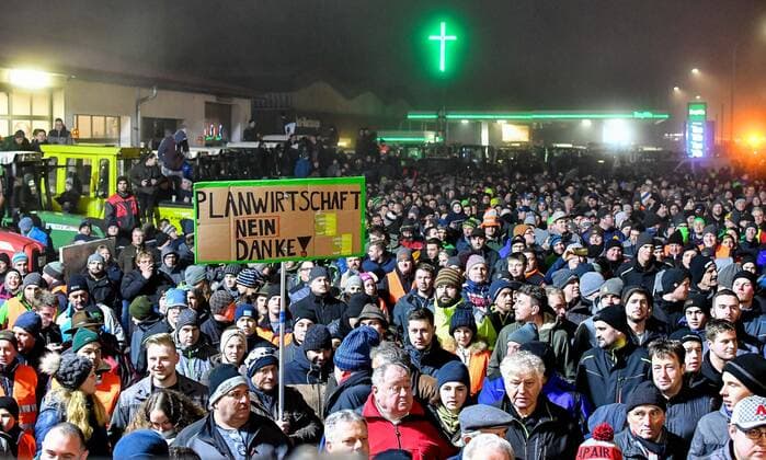 Bilder des Jahres 2019, News 12 Dezember News Bilder des Tages GER, Bauern-Demonstration in Memmingen 05.12.2019, Baywa-Gelaende, Memmingen, GER, Bauern-Demonstration in Memmingen, Ueber 4000 Bauern demonstrierten mit fast 3000 Traktoren in Memmingen. Organisiert wurde die Demo von Land schafft Verbindung . Auf der anschliesenden Kundgebung sprach ua. die bayr. Landwirtschaftsministerin Michaela Kaniber, im Bild protestierende Landwirte