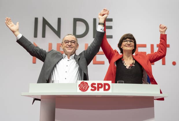Bilder des Jahres 2019, News 12 Dezember News Bilder des Tages SPD Parteitag. Die designierten SPD Parteivorsitzenden Norbert Walter-Borjans und Saskia Esken nach ihren Bewerbungsreden um den Parteivorsitz. Berlin, 06.12.2019 Berlin Deutschland