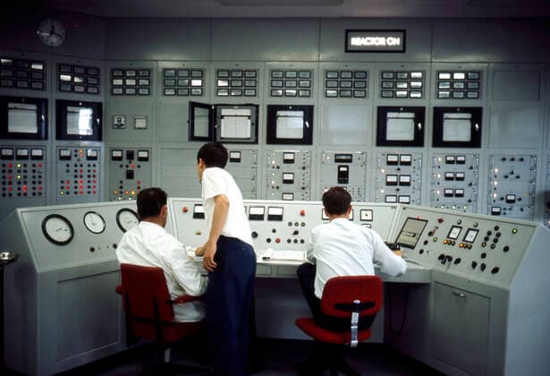 EURATOM annees 60 Ingenieurs au travail a l EURATOM d Ispra (Italie). Photographie par Jean Pottier prise en 1966. Credit : Photo POTTIER KHARBINE-TAPABOR.