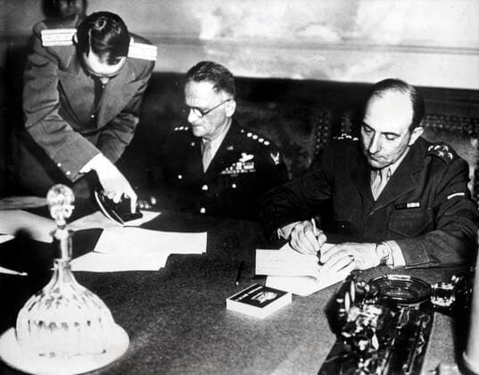 Deuxieme guerre mondiale Ratification a Berlin de l acte de reddition allemande signe a Reims deux jours auparavant. Signature du General Jean de Lattre de Tassigny. Photographie prise le 9 mai 1945. Credit : Collection KHARBINE-TAPABOR.