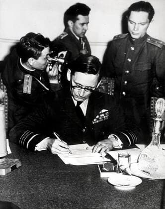 Deuxieme guerre mondiale Ratification a Berlin de l acte de reddition allemande signe a Reims deux jours auparavant. Signature du marechal de l air anglais Arthur Tedder. Photographie prise le 9 mai 1945. Credit : Collection KHARBINE-TAPABOR.