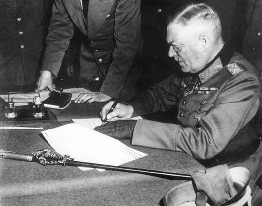 Deuxieme guerre mondiale Ratification a Berlin de l acte de reddition allemande signe a Reims deux jours auparavant. Signature du general allemand Wilhelm Keitel. Photographie prise le 9 mai 1945. Credit : Collection KHARBINE-TAPABOR.