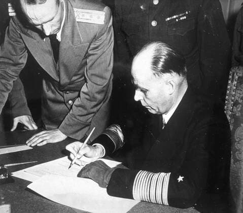 Deuxieme guerre mondiale Ratification a Berlin de l acte de reddition allemande signe a Reims deux jours auparavant. Signature de l amiral Von Friedeburg. Photographie prise le 9 mai 1945. Credit : Collection KHARBINE-TAPABOR.