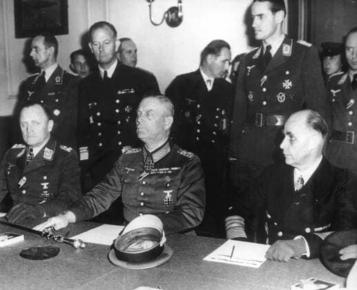Deuxieme guerre mondiale Ratification a Berlin de l acte de reddition allemande signe a Reims deux jours auparavant. Photographie prise le 9 mai 1945. Credit : Collection KHARBINE-TAPABOR.
