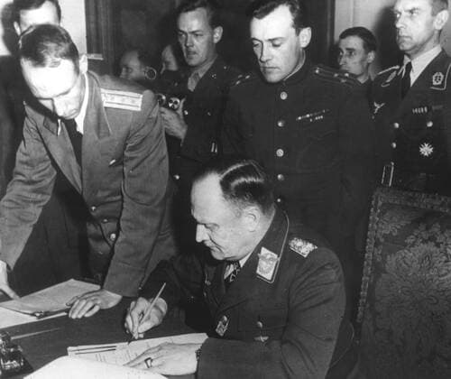 Deuxieme guerre mondiale Ratification a Berlin de l acte de reddition allemande signe a Reims deux jours auparavant. Signature du colonel Stumpf. Photographie prise le 9 mai 1945. Credit : Collection KHARBINE-TAPABOR.