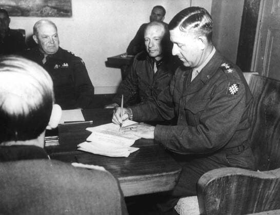 Deuxieme guerre mondiale Pres de Haar en Allemagne, reddition du groupe d armees allemandes G . Photographie prise le 5 mai 1945. Credit : Collection KHARBINE-TAPABOR.