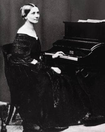Clara SCHUMANN Clara SCHUMANN (1819-1896) au piano. Daguerreotype anonyme vers 1850, a Hambourg. Credit : Collection CL KHARBINE-TAPABOR.