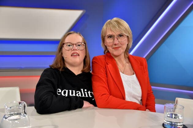 Bilder des Jahres 2019, Entertainment 12 Dezember Entertainment Bilder des Tages Die Aktivistin mit Downsyndrom Natalie Dedreux, l-r, und ihre Mutter Michaela Dedreux zu Gast in der ARD Talkshow Maischberger . Die Woche am 11.12.2019 in Köln
