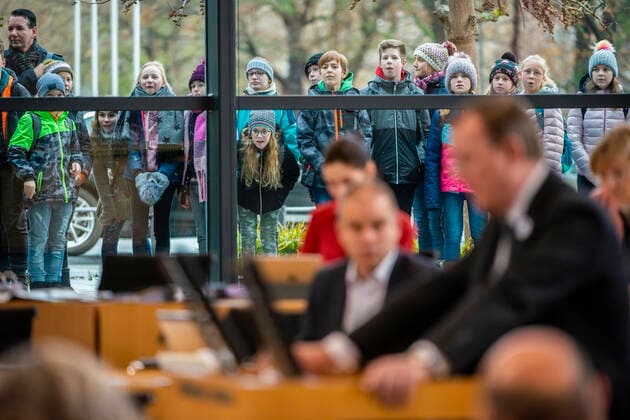 Bilder des Jahres 2019, News 12 Dezember News Bilder des Tages 3. PLENARSITZUNG IM THÜRINGER LANDTAG 12 12 2019 - Erfurt: Besucher des Landtags schauen durch das Fenster während der Thüringer Ministerpräsident Bodo Ramelow (DIE LINKE) die Regierungserklärung zum Thüringen-Monitor 2019 ab gibt in der 3. Plenarsitzung des Thüringer Landtags am 12. Dezember 2019. _________________