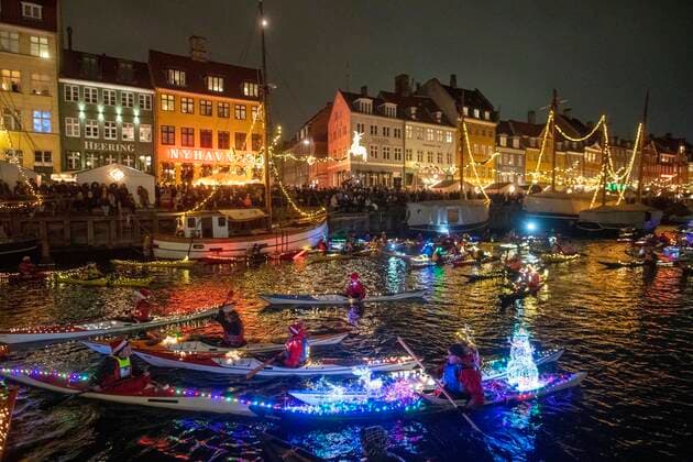 Bilder des Jahres 2019, News 12 Dezember News Bilder des Tages Kajakroerne holder Lucia-optog i Koebenhavns Havn, fredag den 13. december 2019.. , Copenhagen Denmark