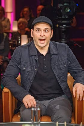 Bilder des Jahres 2019, Entertainment 12 Dezember Entertainment Bilder des Tages MDR - Riverboat. Comedian Kaya Yanar anläßlich der Aufzeichnung der MDR - Talkshow Riverboat am 13.12.2019 im Studio 3 der Mediacity Leipzig. 20191213SFL0047