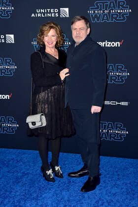 Mark Hamill mit Ehefrau Marilou York bei der Weltpremiere des Kinofilms Star Wars: Episode IX - The Rise of Skywalker Star Wars: Episode IX - Der Aufstieg Skywalkers zeitgleich im TCL Chinese Theater, im El Capitan Theatre und im Dolby Theatre. Los Angeles, 16.12.2019