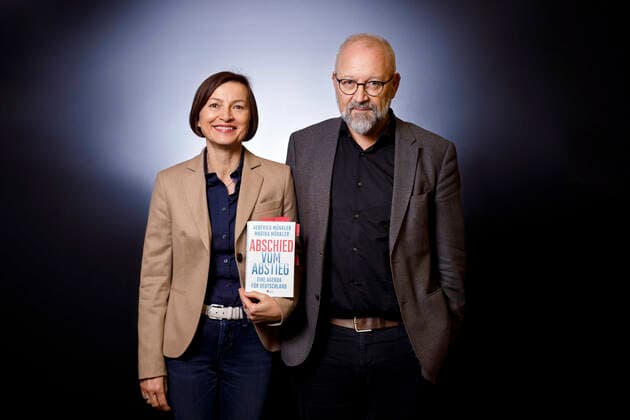 Herfried Münkler mit Ehefrau Marina Münkler bei einem exklusiven Photoshooting vor der Lesung aus ihrem Buch Abschied vom Abstieg - Eine Agenda für Deutschland in der Stadtbibiliothek. Köln, 18.11.2019