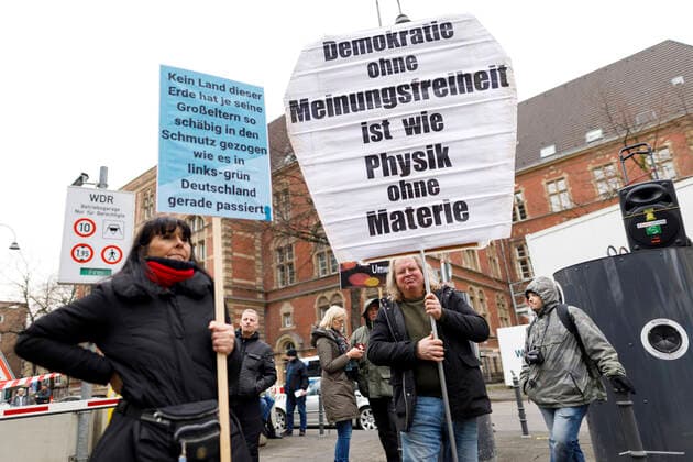 Bilder des Jahres 2020, News 01 Januar News Themen der Woche KW01 News Bilder des Tages Demonstranten gegen den WDR bei den Protesten gegen das von einem Kinderchor gesungene Satire-Lied Meine Oma ist ne alte Umweltsau von WDR2 am WDR Gebäude in der Breite Straße. Köln, 04.01.2020