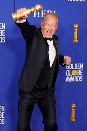 Stellan Skarsgard mit dem Preis für den Besten Schauspieler in einer Nebenrolle in Chernobyl bei der Verleihung der 77. Golden Globe Awards im Beverly Hilton Hotel. Beverly Hills, 05.01.2020